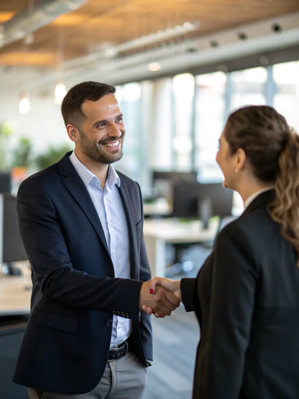 A handshake between a recruiter and a candidate, symbolizing HR Partnerzy's ethical and transparent recruitment practices.